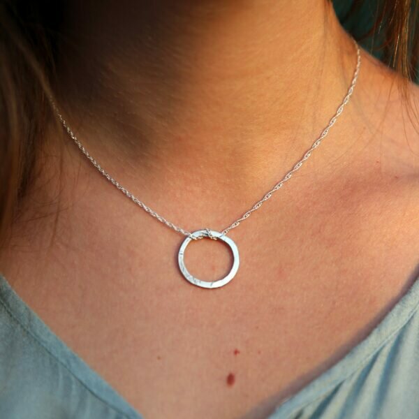 Collier cercle martelé éternité argent massif fabriqué à la main made in france porté - Adamantine jewellery Collier cercle martelé éternité